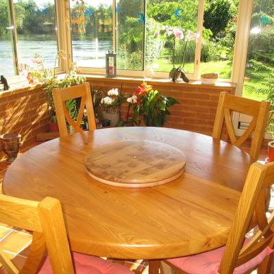 Table à manger ronde en bois massif, fabriquée par Pascal Bouton