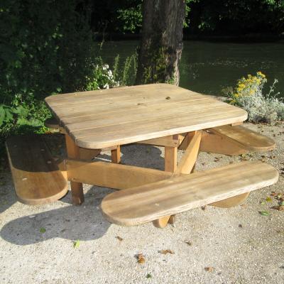 Table de jardin en bois massif fabrication artisanale, près de Barbezieux